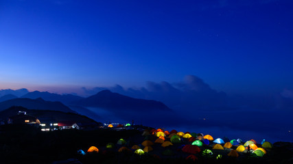 北アルプス　夕暮れ時の常念岳と蝶ヶ岳ヒュッテ　マジックアワー
