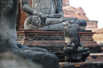 Naklejka na ściany i meble Thai Buddha ancient statues in Ayudhaya city