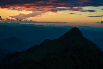 Obraz premium Sunset on peak of mountain with sky clod before rainy