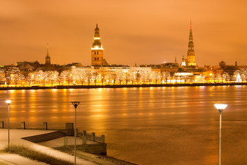 Obraz premium night, river, city, architecture, bridge, church, water, sky, travel, europe, reflection, building, tower, light, panorama, cathedral, budapest, kremlin, evening, town, view, skyline, tourism, riga, d