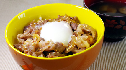 豚丼、温泉卵をトッピング