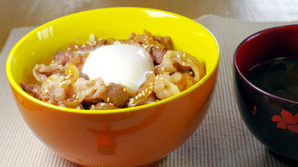 豚丼、温泉卵をトッピング