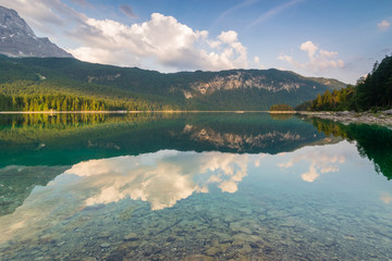 Sommer am See in den Bergen - Eibsee in den Alpen