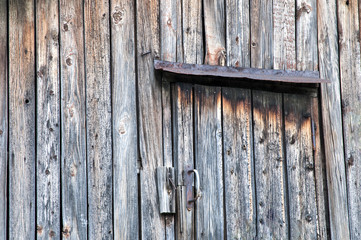деревянная дверь на чердак