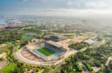 Panorama aérien de Barcelone, complexe sportif Anella Olimpica sur la colline avec les toits de la ville, Espagne. Lumière de fin d& 39 après-midi