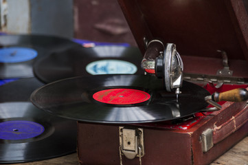 Fototapeta na wymiar старый граммофон с пластинками