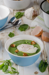 Spinach soup with poached egg