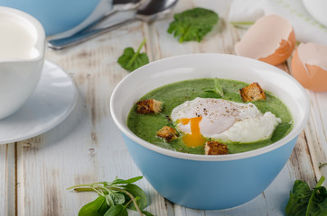 Spinach soup with poached egg
