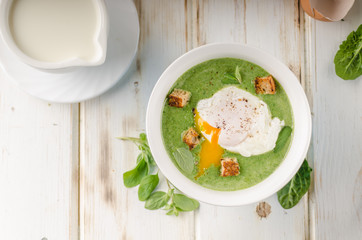 Spinach soup with poached egg