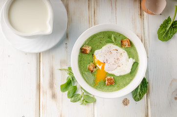 Spinach soup with poached egg