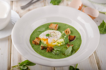 Spinach soup with poached egg