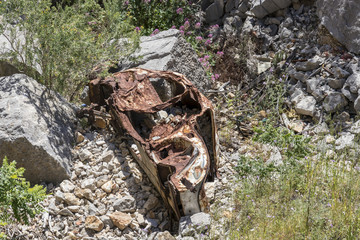 Schrottauto in einer schlucht in Marseille am Meer