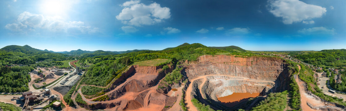 Albertsweiler Steinbruch in der Pfalz 360&deg; Panorama Luftaufnahme