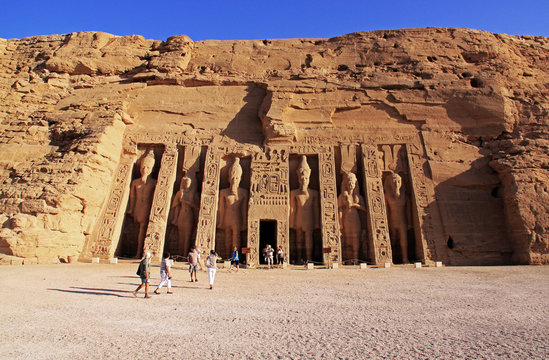 Des touristes devant le Petit Temple d'Abou Simbel en Egypte