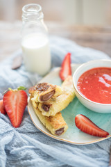 cannoli di pane con salsa di fragole