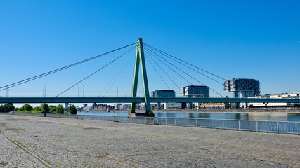 Kölner Rheinauhafen mit Kranbauten, Kölner Stadtpanorama 