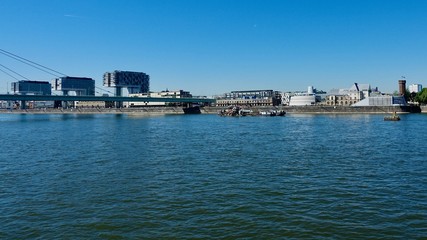 Naklejka premium Kölner Rheinauhafen mit Kranbauten, Kölner Stadtpanorama 