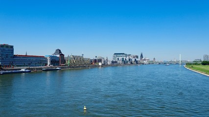 Fototapeta premium Kolonia Rheinauhafen z konstrukcjami dźwigowymi, panorama miasta Kolonia