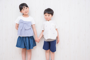 笑顔の男の子と女の子