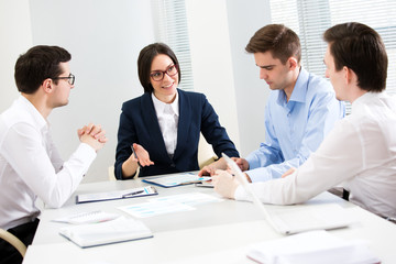 Obraz premium Businesspeople discuss a new project