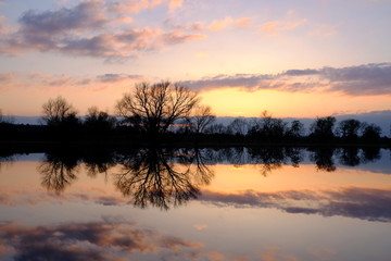 Fototapeta na wymiar Sonnenuntergang mit Spiegelung auf dem Wasser