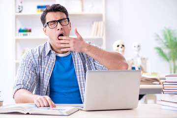 Obraz premium Medical student preparing for exams