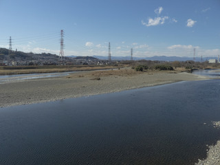 郊外の川と住宅地