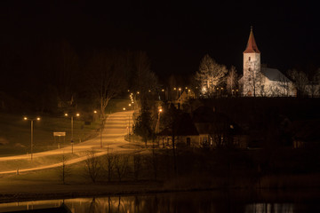 Nachts bei der Kirche in Rouge in Estland