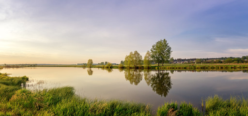 летний вечерний пейзаж на Уральской реке с деревьями на берегу, Россия, июнь © 7ynp100