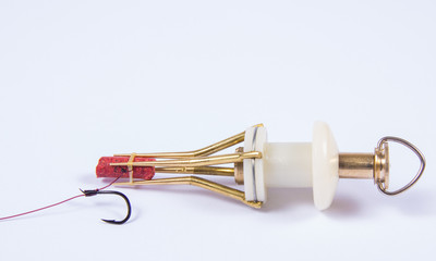 Fishing device for putting on the bait. New in the method feeder.