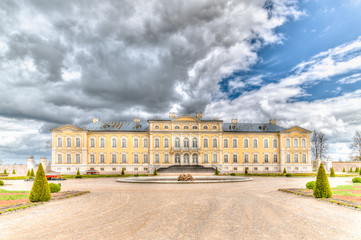 Fototapeta na wymiar Barockschloss Rundāle bei Bauska in Lettland, das Versailles des Baltikums