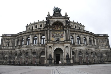 Fototapeta na wymiar Opernplatz mit Semperoper, Dresden, Freistaat Sachsen, Deutschland, Europa