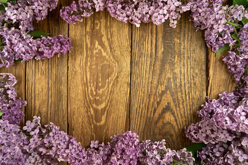 Kwiaty bzu na drewnianym tle