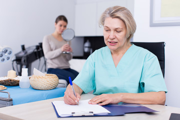 Obraz premium Beautician prescribing procedures to woman