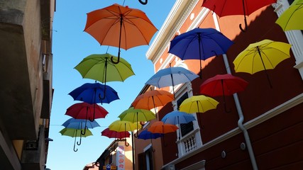 Fototapeta na wymiar Schirme, Regenschirm, Sonnenschirm, beschirmt
