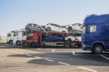 Camion in un parcheggio autostradale