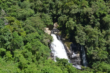 Fototapeta na wymiar sobrevoando a cachoeira