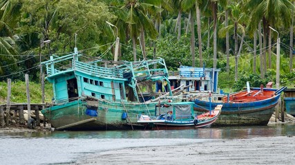 Fototapeta na wymiar Fischerboote am Strand, am Ufer auf Ko Samui in Thailand
