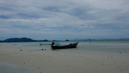 Fototapeta na wymiar Fischerboote am Strand, am Ufer auf Ko Samui in Thailand