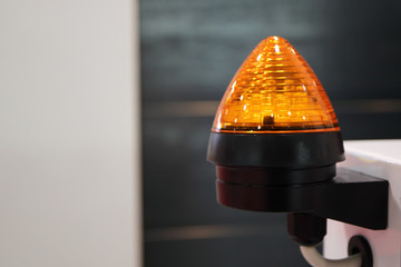 An image of a yellow flashing light.