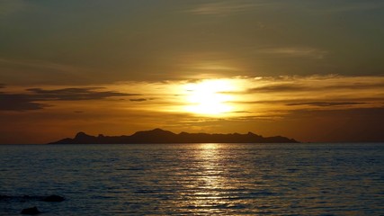 Sonnenuntergang, Dämmerung an der Küste mit Blick auf Insel