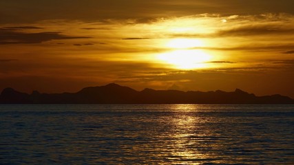 Sonnenuntergang, Dämmerung an der Küste mit Blick auf Insel
