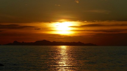 Sonnenuntergang, Dämmerung an der Küste mit Blick auf Insel
