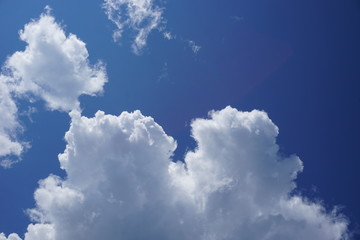 aufziehende Wolken vor blauem Himmel, Bayern