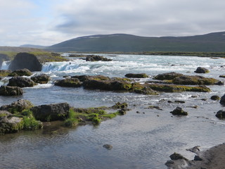 Fototapeta na wymiar Flusslandschaft Island mit Wasserfall