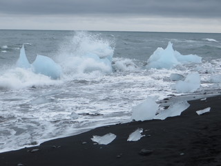 Eis an isländischem Strand