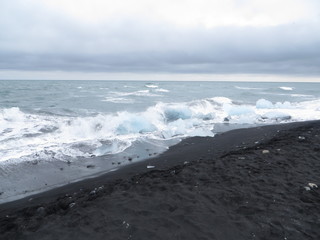 Eis an isländischem Strand