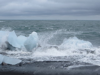 Eis an isländischem Strand
