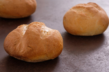 Brötchen auf Backblech als Nahaufnahme