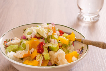 Panzanella italienischer Bortsalat in Schale mit Gabel